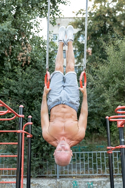 Foto gratuita hombre mayor boca abajo perdurable tiro completo