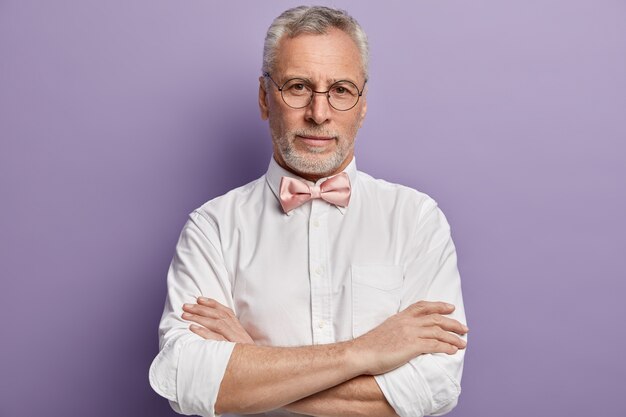 Hombre mayor, en, camisa blanca, y, pajarita rosa