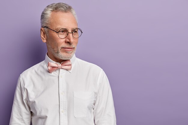 Hombre mayor, en, camisa blanca, y, pajarita rosa