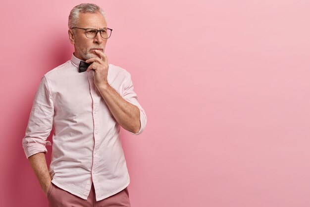 Hombre mayor, en, camisa rosa, y, pajarita negra