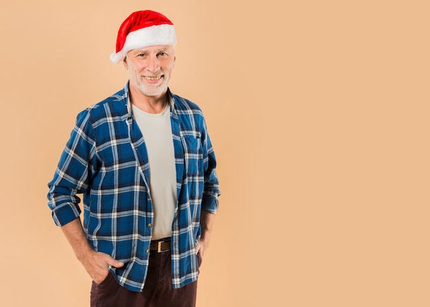 Hombre mayor chulo con gorra de navidad