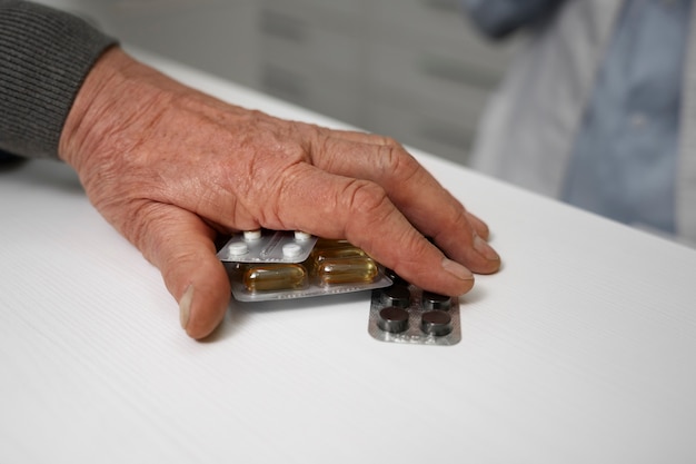 Foto gratuita hombre mayor comprando medicina en la farmacia