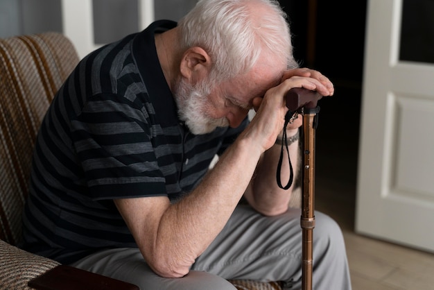 Hombre mayor, enfrentamiento, enfermedad de alzheimer