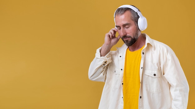 Hombre mayor, escuchar música, por, auriculares