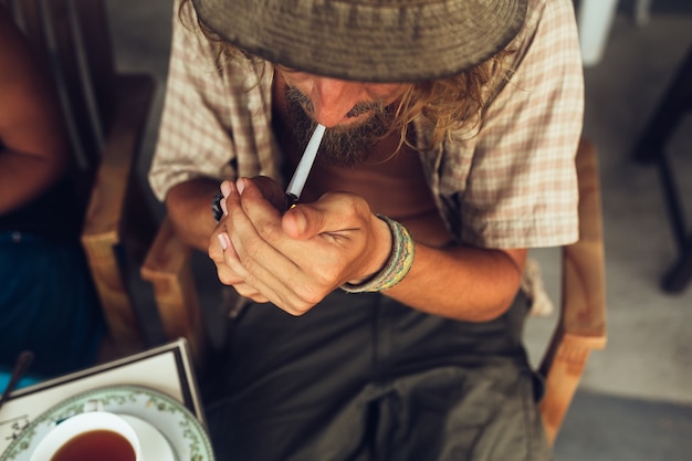 Foto gratuita hombre mayor fumando