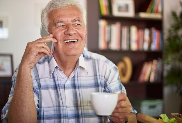 Hombre mayor hablando por su teléfono móvil