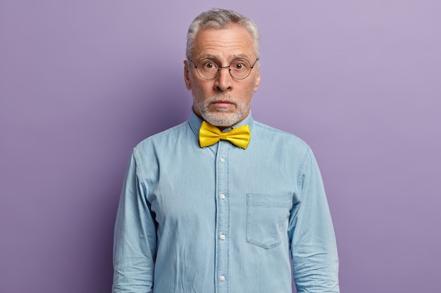 Hombre mayor, llevando, camisa azul, y, pajarita amarilla