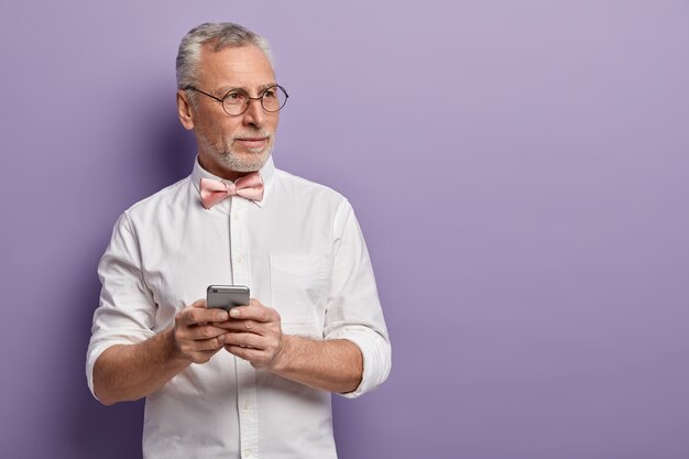 Hombre mayor, llevando, camisa blanca, y, pajarita rosa