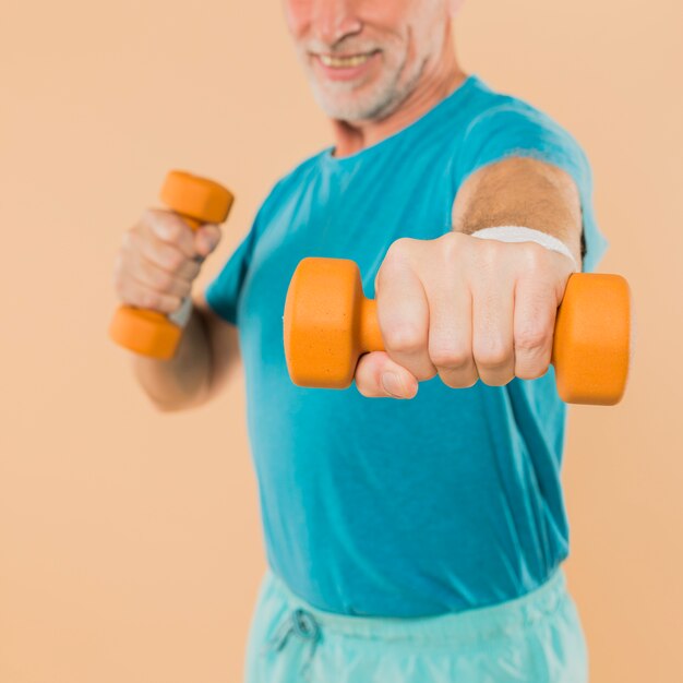 Hombre mayor moderno entrenando con pesas