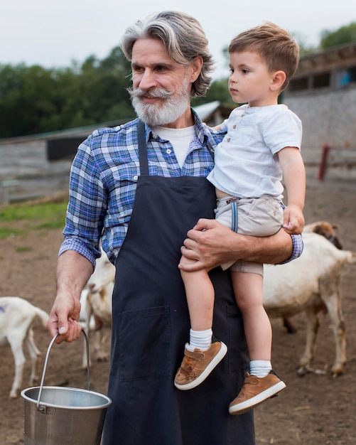 Hombre mayor, con, nieto, en, granja