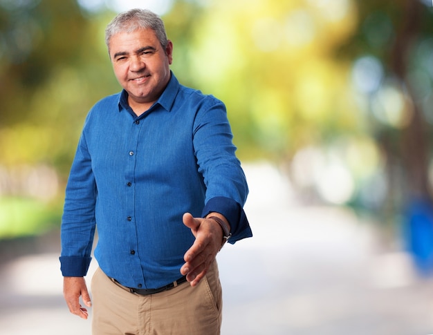 Hombre mayor ofreciendo su mano