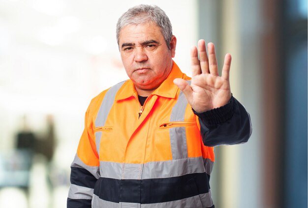 Hombre mayor con la palma levantada