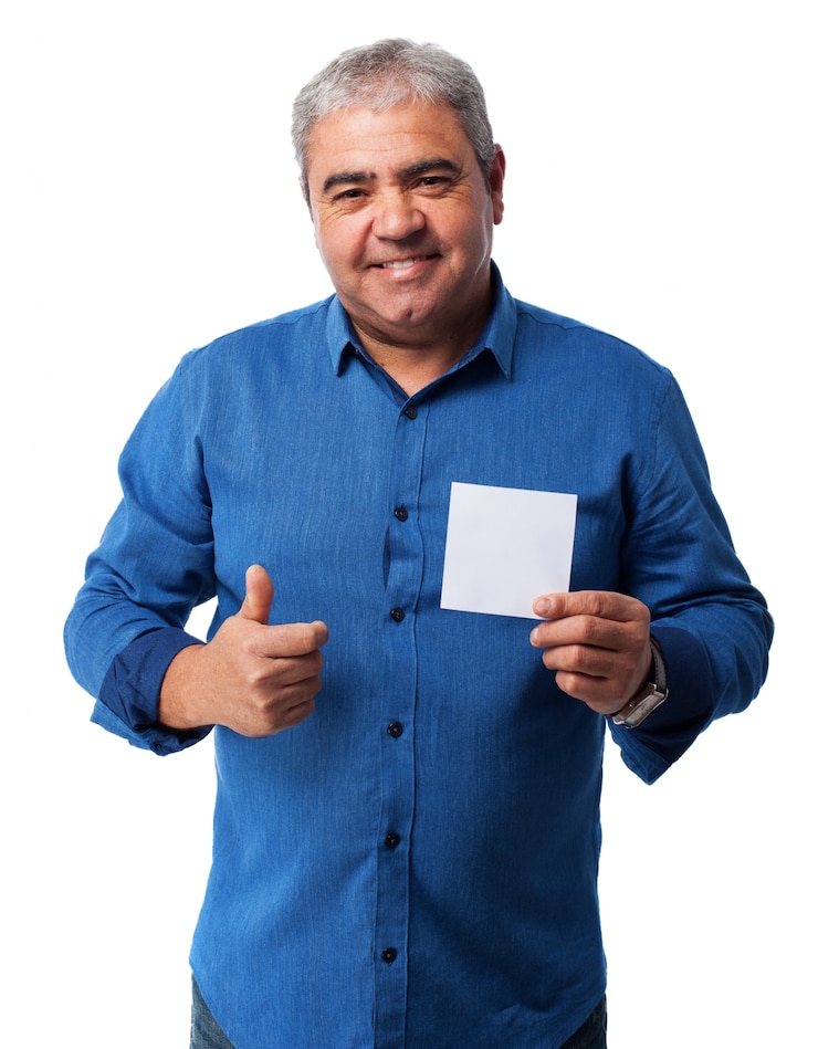 Foto gratuito hombre mayor con un papel blanco