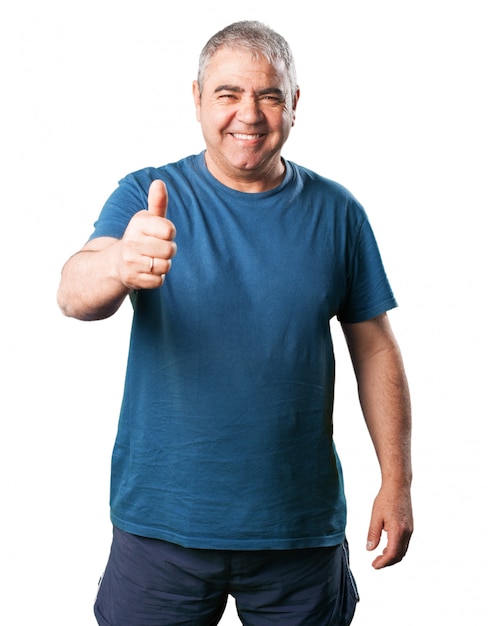 Foto gratuita hombre mayor con un pulgar arriba y sonriendo