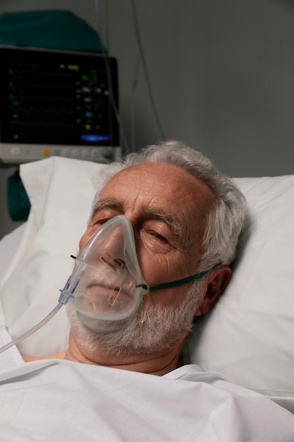 Hombre mayor, con, respirador, en, un, cama de hospital