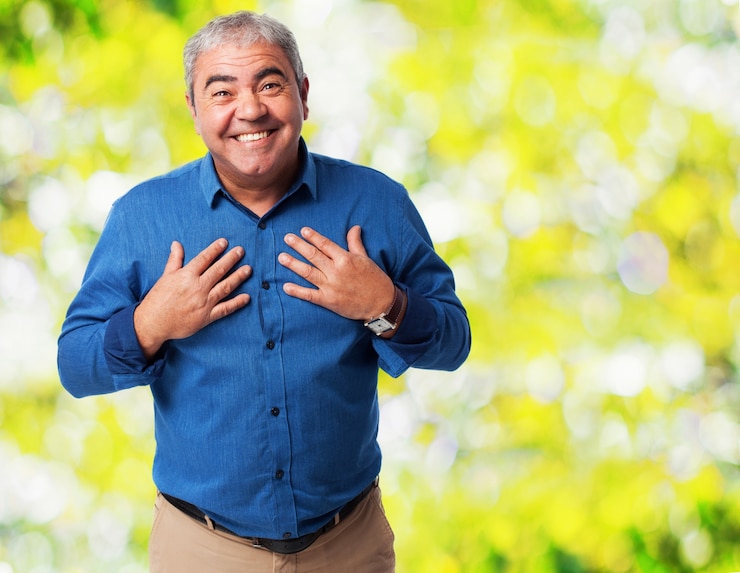 Foto gratuito hombre mayor sonriendo