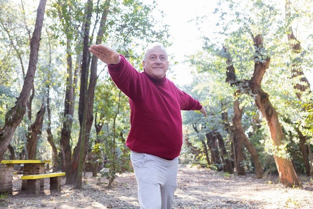 Hombre mayor con sudadera haciendo ejercicio