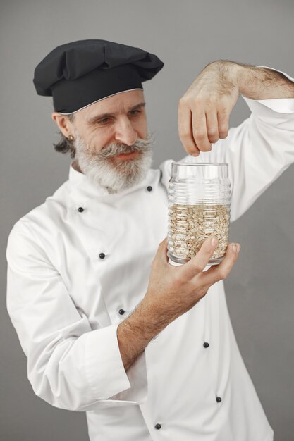 Hombre mayor con tarro de avena.