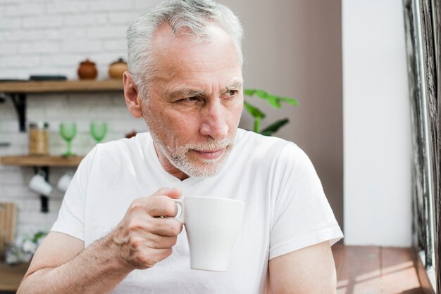 Hombre mayor tomándose un café