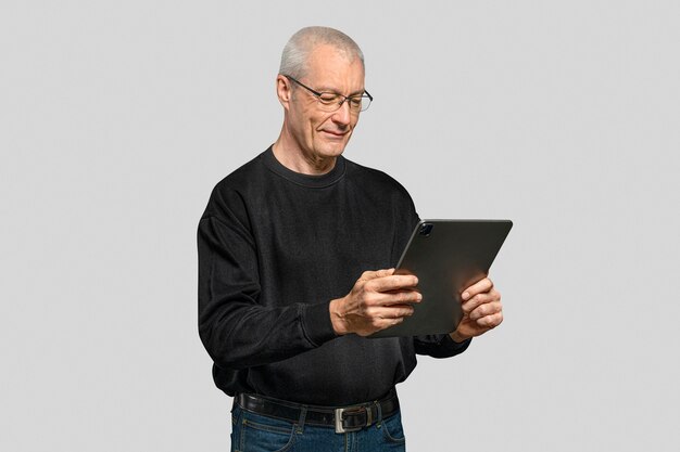 Hombre mayor, utilizar, tableta