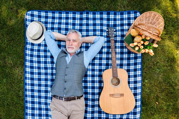 Hombre mayor de la visión superior que se relaja en la naturaleza