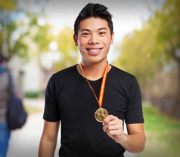 Hombre con una medalla