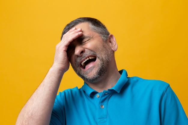 Foto gratuita hombre de mediana edad celebrando la vida