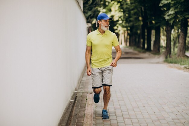 Hombre de mediana edad para correr en el parque