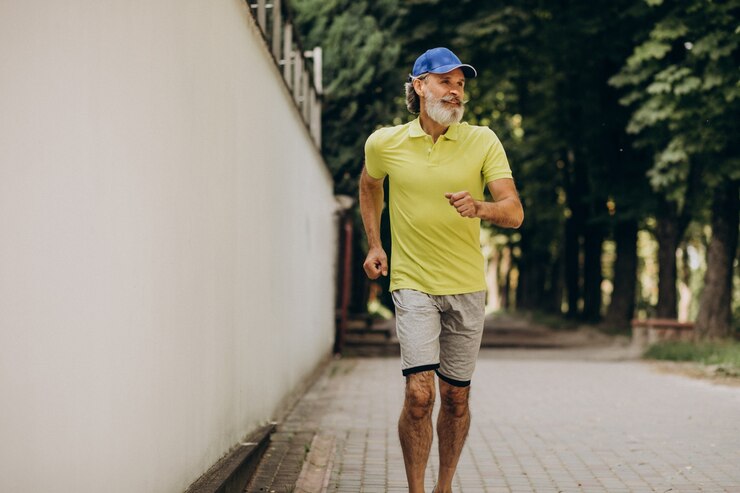 Foto gratuito hombre de mediana edad para correr en el parque