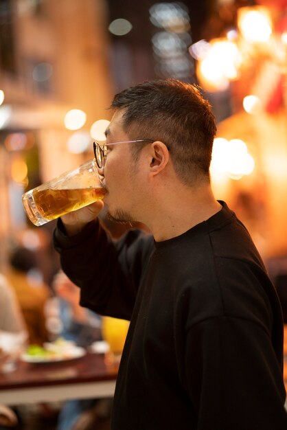 Hombre de mediana edad divirtiéndose en el restaurante