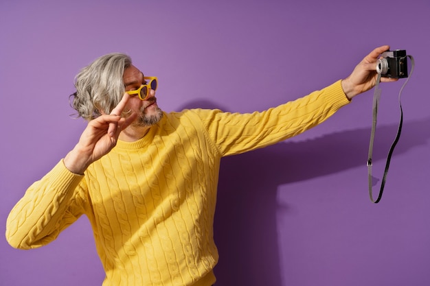 Foto gratuita hombre de mediana edad divirtiéndose