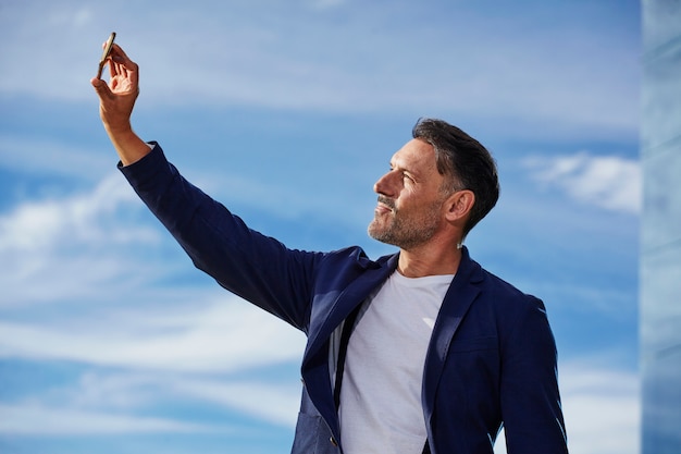 Hombre de mediana edad hablando por teléfono