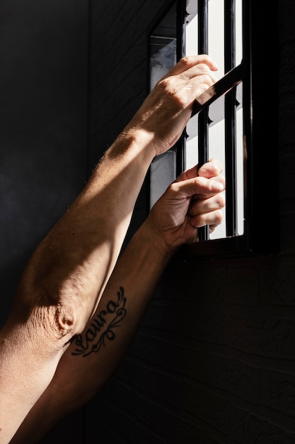 Foto gratuita hombre de mediana edad pasar tiempo en la cárcel