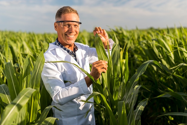 Hombre de mediana edad sonriente en un maizal