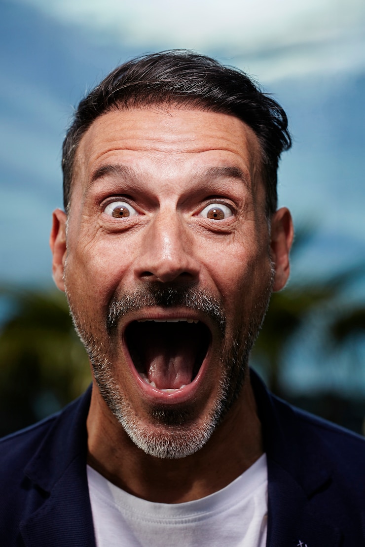 hombre de mediana edad sorprendido con un cielo azul