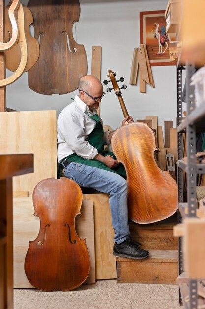 Hombre de mediana edad en su taller de instrumentos