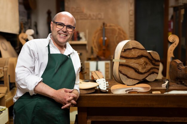 Hombre de mediana edad en su taller de instrumentos