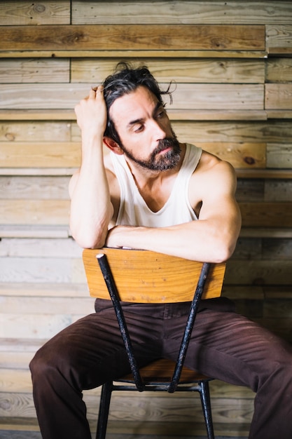 Foto gratuita hombre de mediana edad tocando el cabello