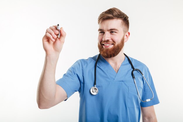 Hombre médico o enfermera escribiendo con marcador en un copyspace