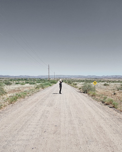 Foto gratuita hombre en el medio del camino