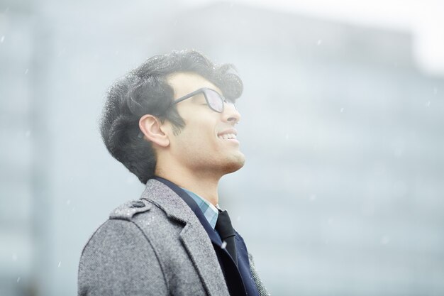 Hombre del Medio Oriente disfrutando de nieve