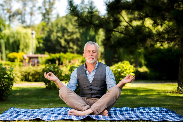 Hombre meditando en la posición de loto.