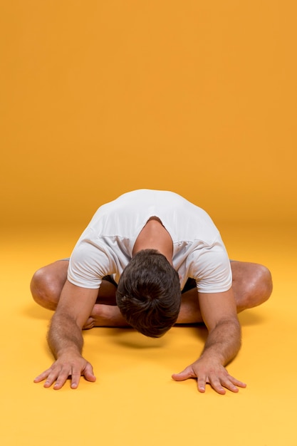 Foto gratuita hombre meditando en posición de yoga