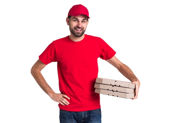 Hombre mensajero con pila de cajas de pizza