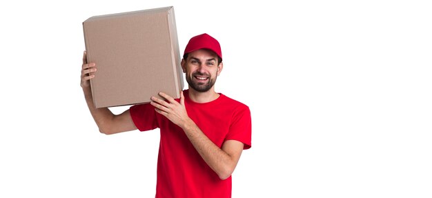 Hombre mensajero sosteniendo en su hombro una gran caja de entrega