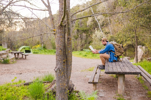 Hombre en la mesa leyendo mapa