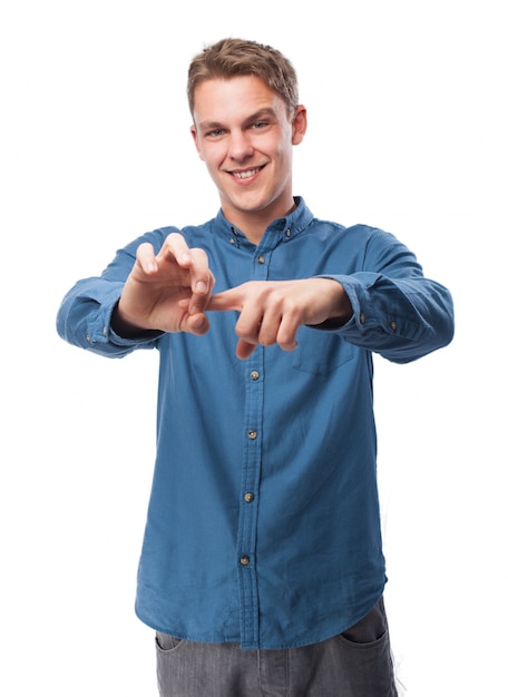 Foto gratuita hombre metiendo un dedo en su otra mano y sonriendo