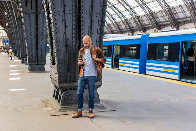 Foto gratuita hombre en el metro con smartphone