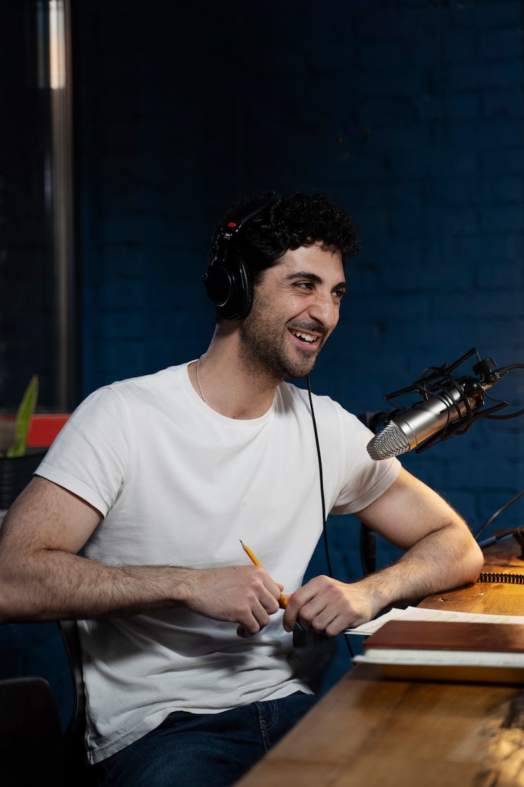 Foto gratuito hombre con micrófono y auriculares ejecutando un podcast en el estudio