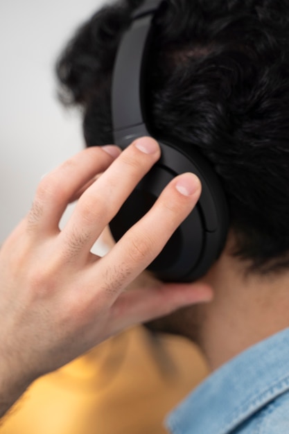 Hombre con micrófono y auriculares ejecutando un podcast en el estudio